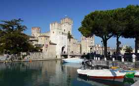 Festung auf der Halbinsel Sirmione - Foto: Bernd Ellerbrock